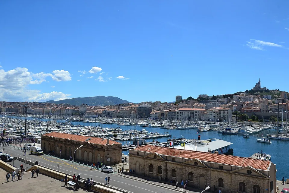 Vieux-Port de Marseille et Notre-Dame de la Garde dans les Bouches-du-Rhône