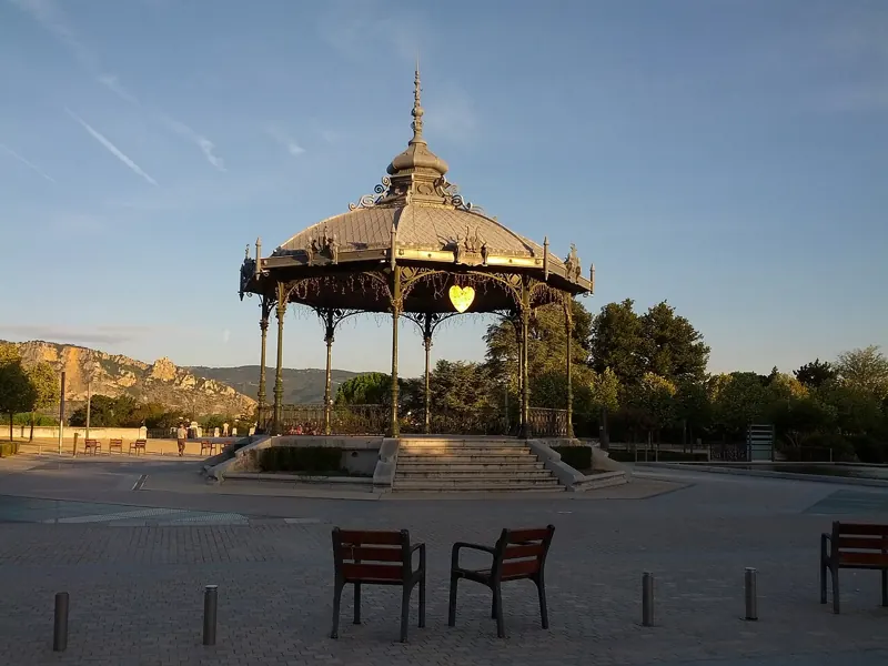 Kiosque Peynet sur le Champ-de-Mars à Valence